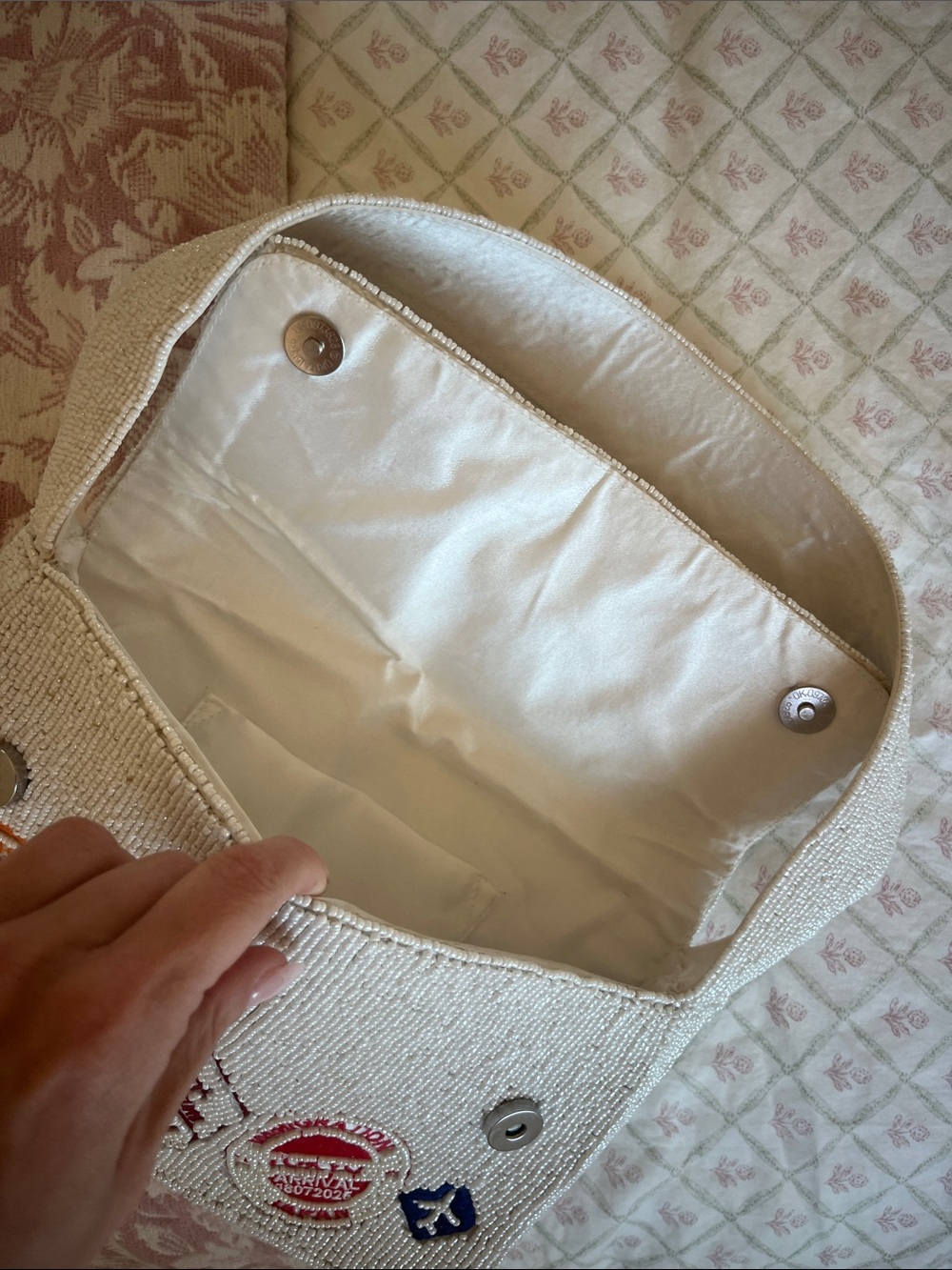 NWOT Viral Beaded Passport Patch White Shoulder Bag - Picture 4 of 5